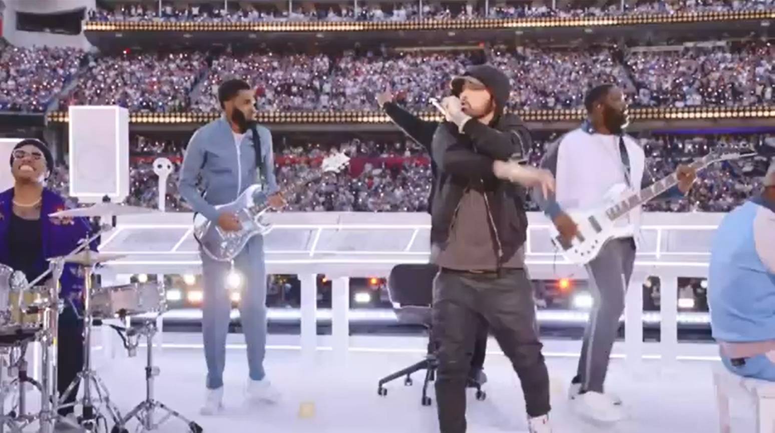 “Dr. Dre” นำทีมศิลปินดังโชว์พักครึ่งเกม “Super Bowl” ครั้งที่ 56 อย่างยิ่งใหญ่ “Dr. Dre” นำทีมศิลปินดังโชว์พักครึ่งเกม “Super Bowl” ครั้งที่ 56 อย่างยิ่งใหญ่