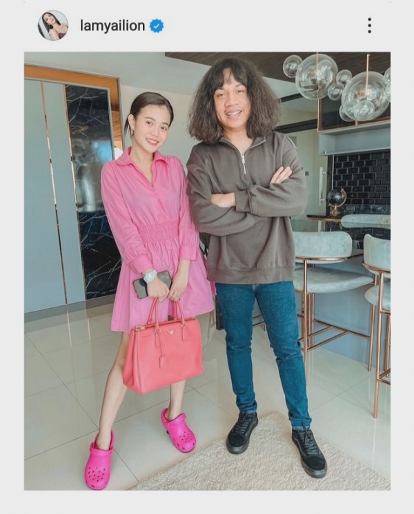 “ลำไย ไหทองคำ” ดึง “ต้าวหยอง” เล่นMV. ตะลึง ยังไม่คิดเรื่องแต่ง “ปุ้ย L.กฮ” (มีคลิป) “ลำไย ไหทองคำ” ดึง “ต้าวหยอง” เล่นMV. ตะลึง ยังไม่คิดเรื่องแต่ง “ปุ้ย L.กฮ” (มีคลิป)