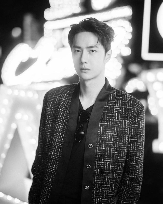 แฟนๆ ชื่นชม!! ‘หวังอี้ป๋อ’ ลัดฟ้าเยือนญี่ปุ่น สวมเสื้อพิมพ์ลายดอกไม้เปี่ยมความหมาย