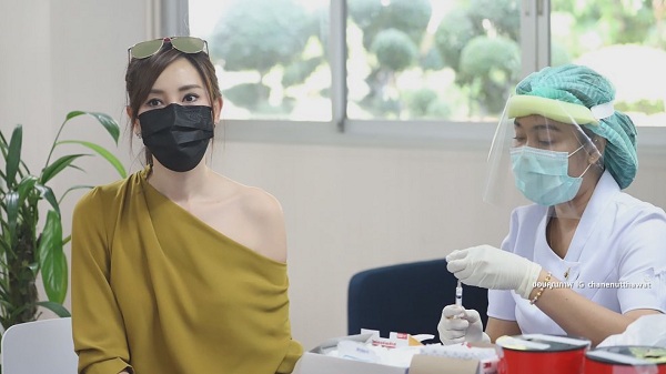 “บุ๋ม” รับวัคซีนโควิด / บอม ธนิน ยังไม่ฉีดวัคซีน   (มีคลิป)