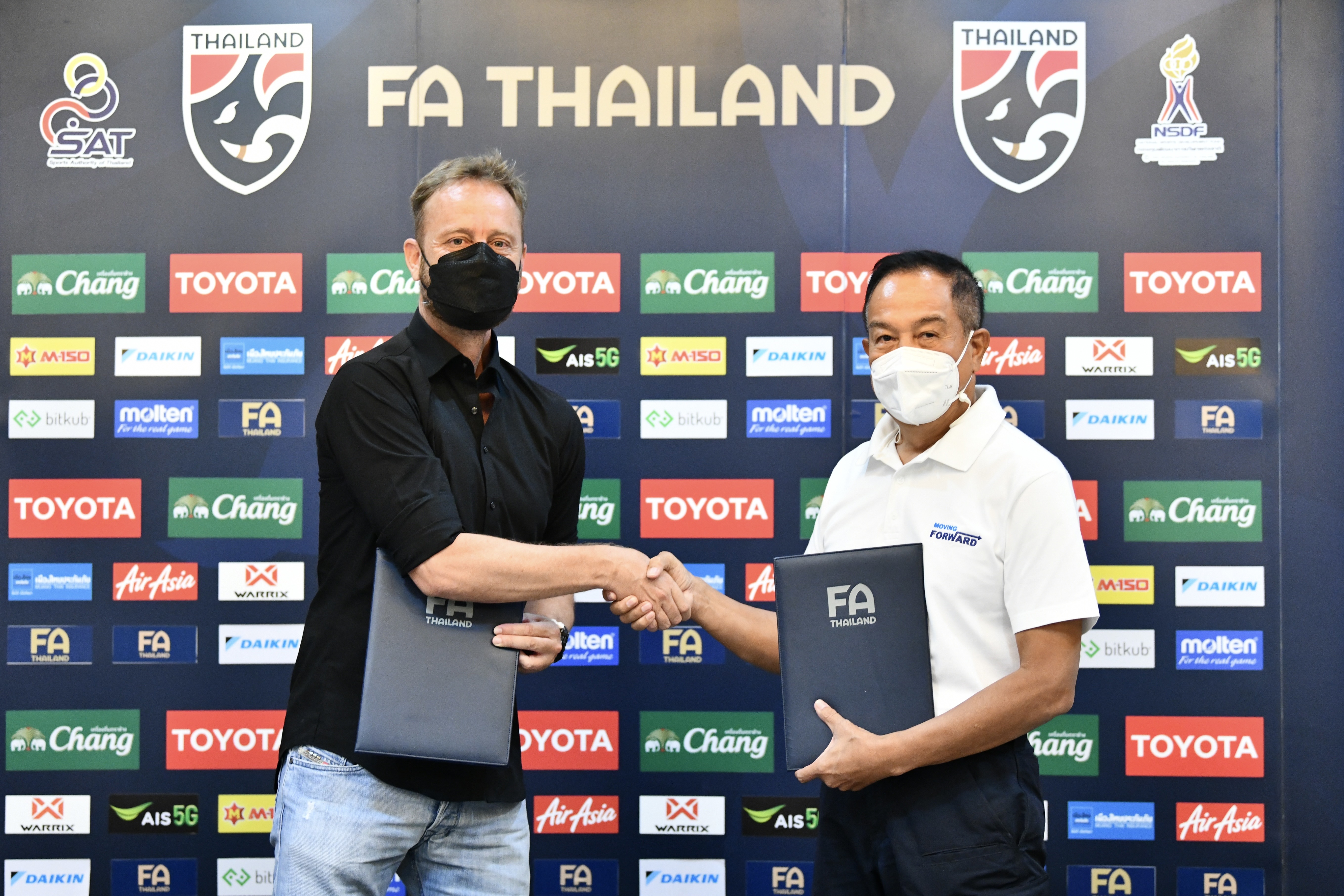 'สมาคมฟุตบอลฯ' ต่อสัญญา 'มาโน่ โพลกิ้ง' คุมทีมชาติไทยชุดใหญ่ถึงปี2023