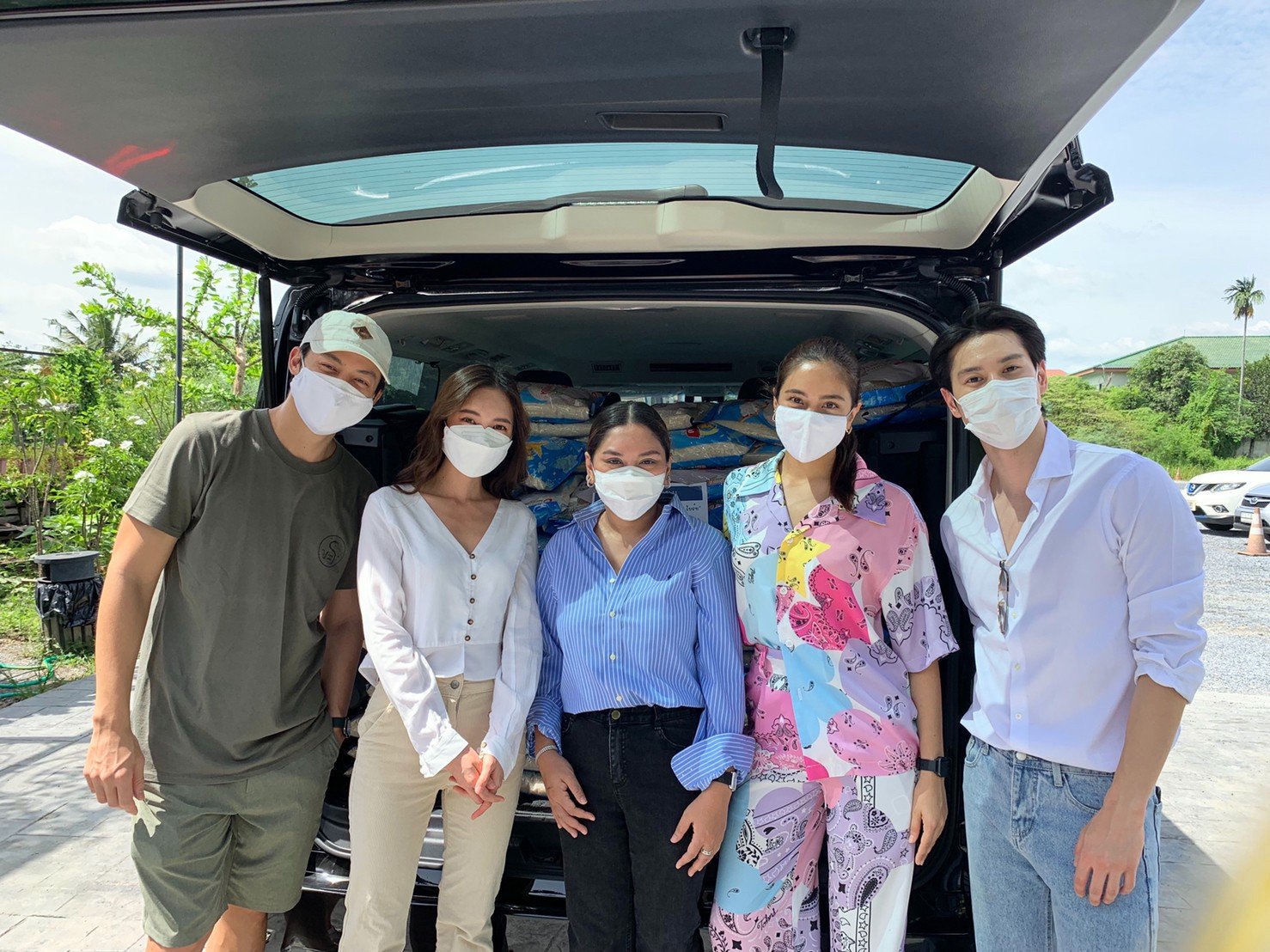 หมาก ปริญ-บัว นลินทิพย์ นำทีมบ้านฮับซับ ส่ง ข้าวสารอุ่นรัก ให้ 3 ชุมชน สู้วิกฤตโควิด