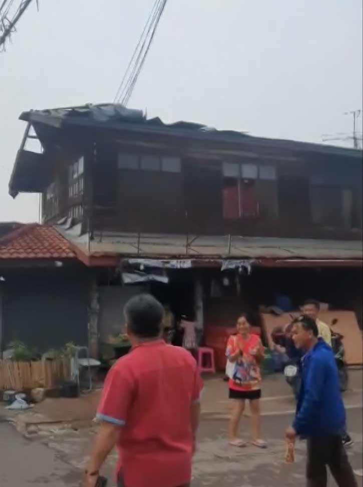 พายุฤดูร้อนพัดถล่ม หนองบัวลำภู บ้านเรือนเสียหายร่วม 500 หลัง