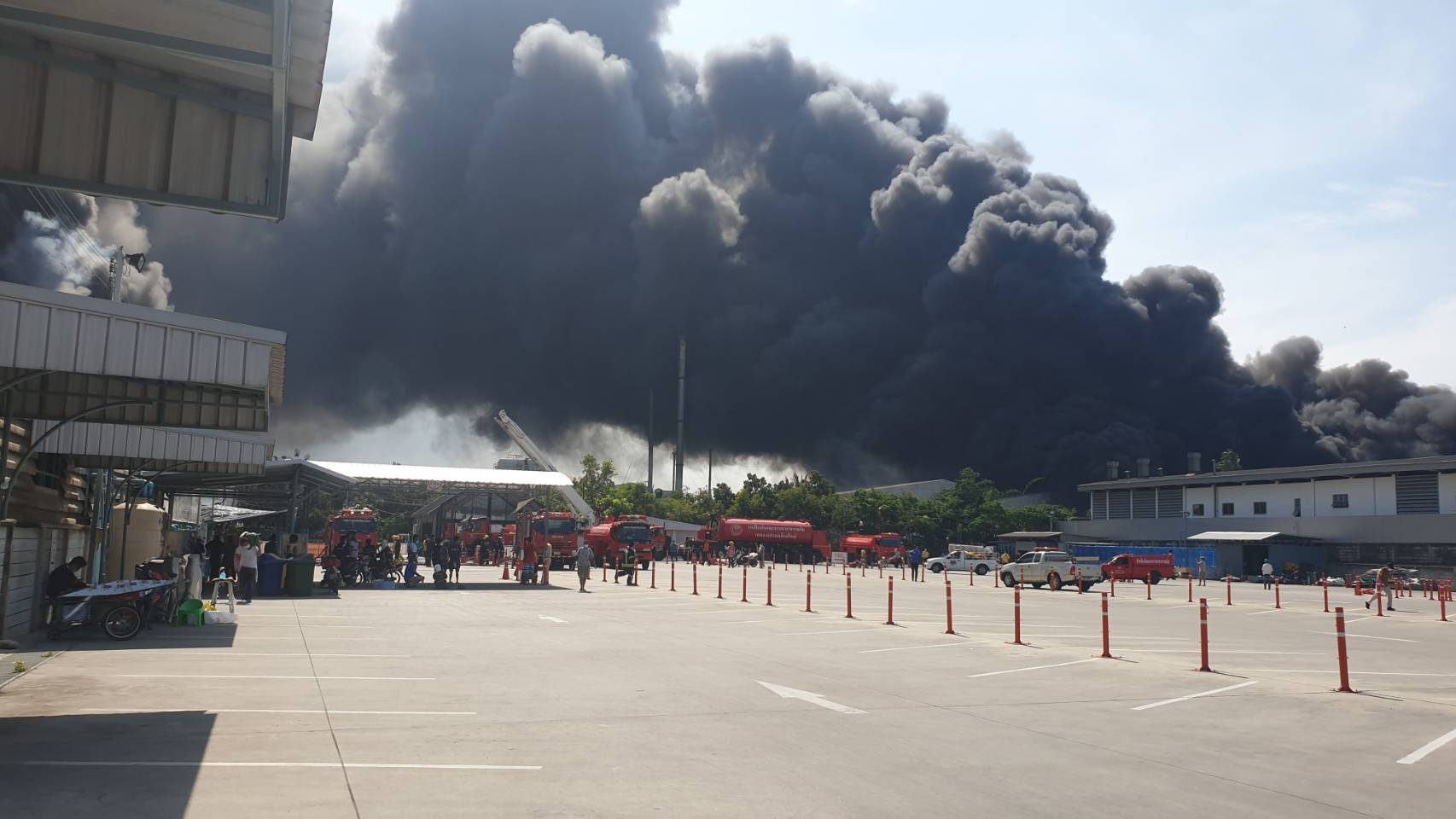 ด่วน ไฟไหม้โรงงานผลิตน้ำมันเครื่องจ.นครปฐม เพลิงปะทุต่อเนื่อง-ยังคุมไม่ได้