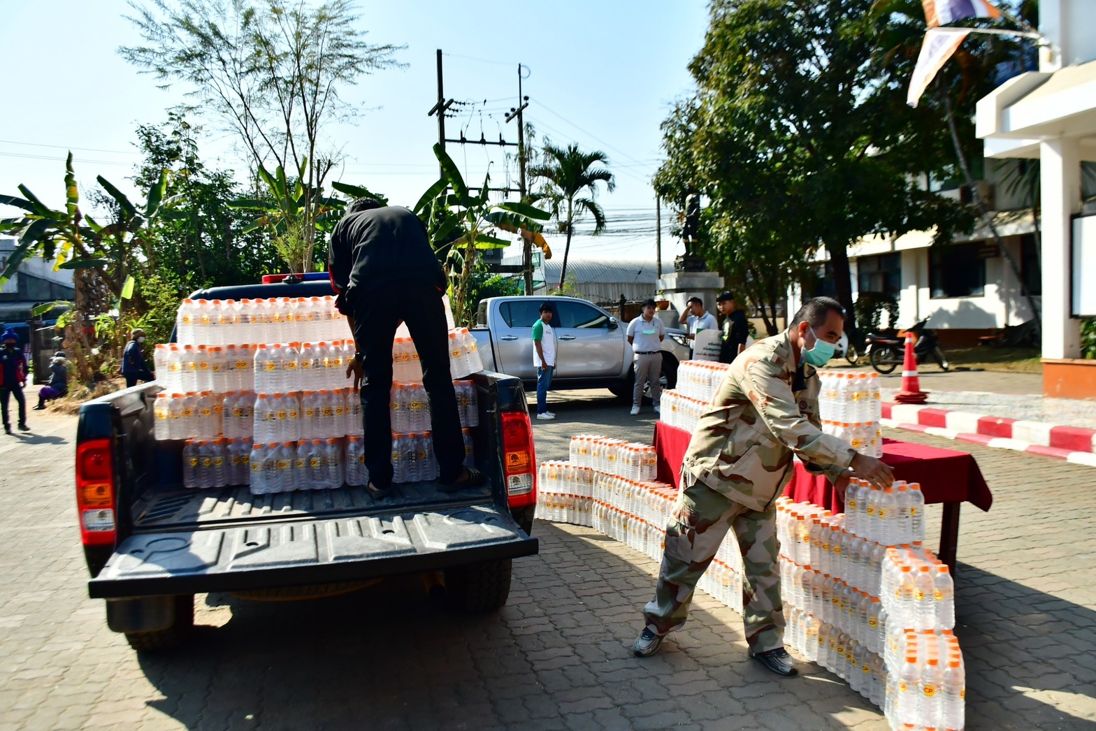 เครือซีพี มอบน้ำดื่มสนับสนุนภารกิจเจ้าหน้าที่ในการแก้ไขปัญหาหมอกควันไฟป่า อ.แม่แจ่ม จ.เชียงใหม่