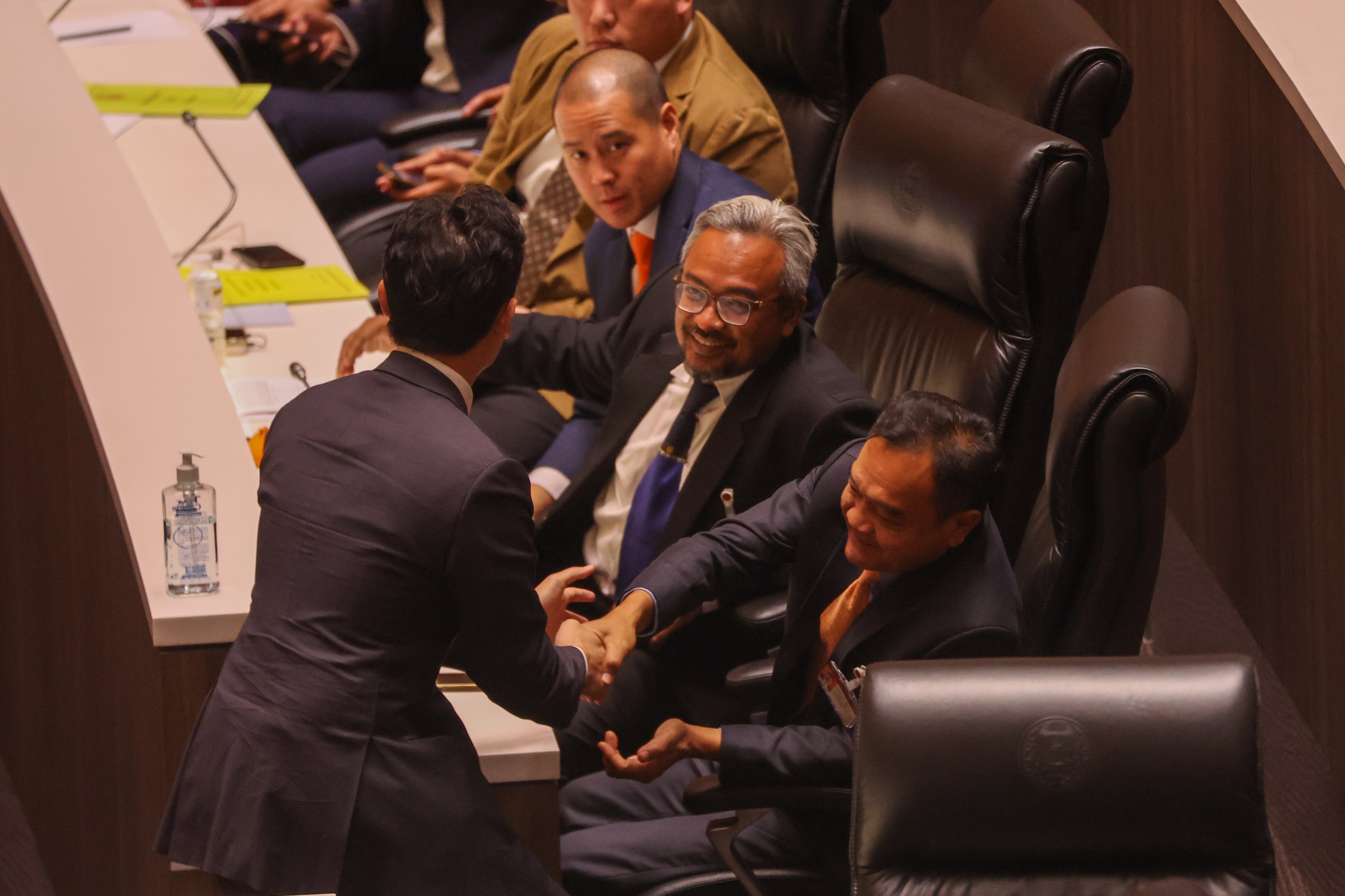 ด่วน! ศาลรัฐธรรมนูญ มีคำสั่งให้ พิธา หยุดปฏิบัติหน้าที่ สส. 