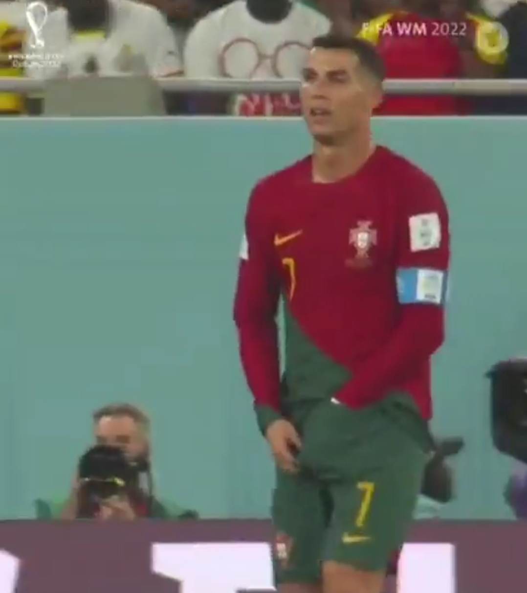 ควักกระฉ่อนโลก! แฟนบอลสงสัย “Ronaldo” หยิบอะไรมากิน ควักกระฉ่อนโลก! แฟนบอลสงสัย “Ronaldo” หยิบอะไรมากิน