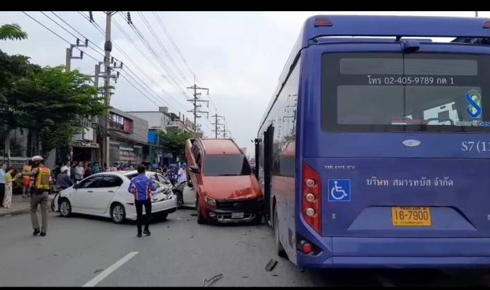 เปิดนาทีระทึก! รถเมล์เบรคแตก ชนรวดกว่า 10 คัน เปิดนาทีระทึก! รถเมล์เบรคแตก ชนรวดกว่า 10 คัน