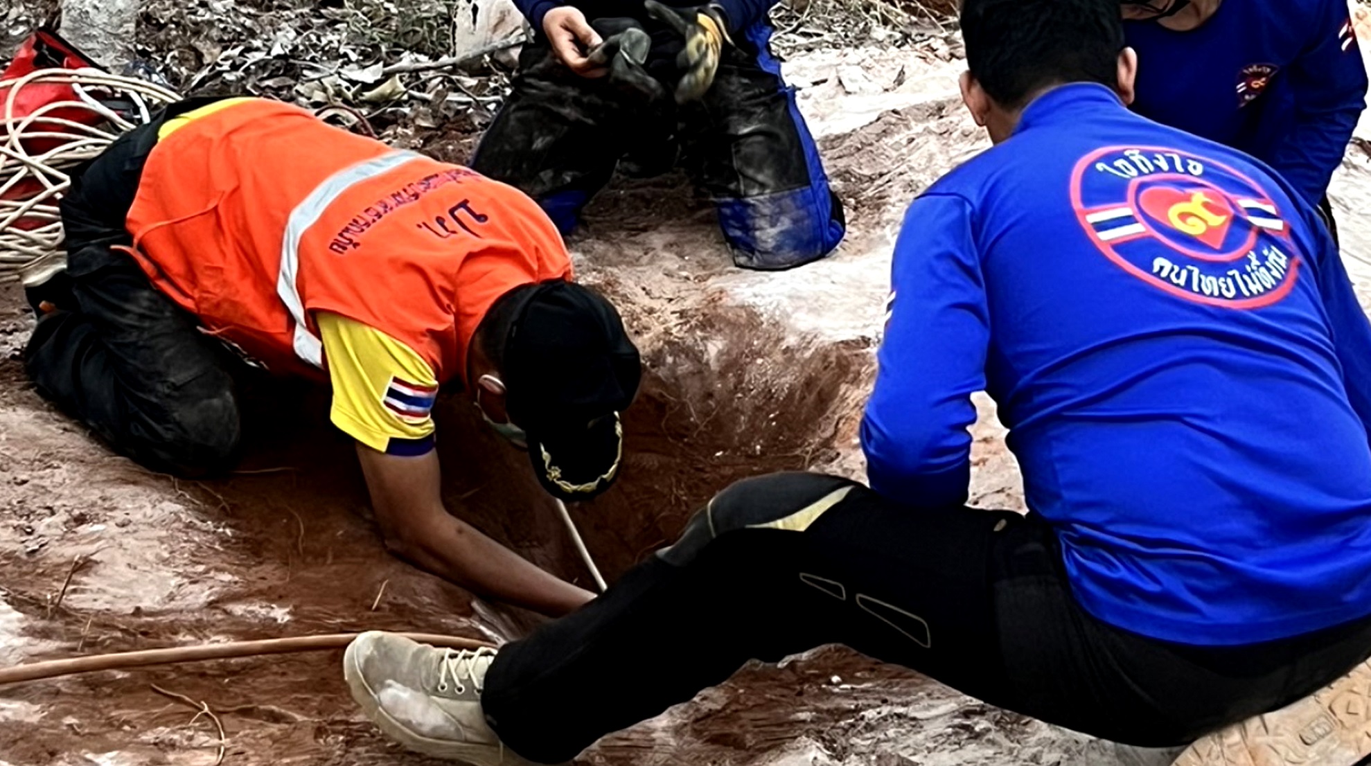 นาทีชีวิต! เร่งช่วย ด.ญ.วัย 1 ขวบตกท่อลึกกว่า 10 เมตร