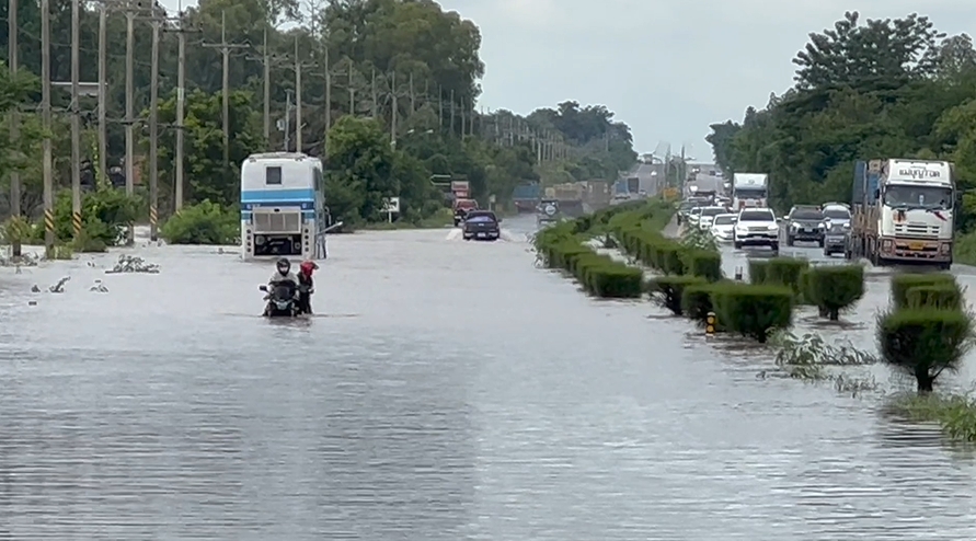 ถ.มิตรภาพ จมน้ำ! หลังเจอฝนตกหนัก รถทัวร์-รถบรรทุก เสียหายหลายคัน ถ.มิตรภาพ จมน้ำ! หลังเจอฝนตกหนัก รถทัวร์-รถบรรทุก เสียหายหลายคัน