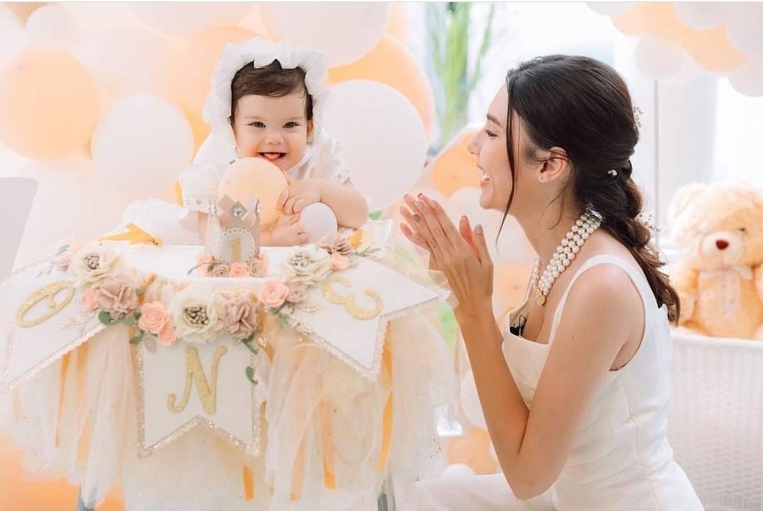 น่ารักสุดๆ ซาร่า  คาซิงกินี ฉลองวันเกิดครบ 1 ขวบให้ เอมมิลี่ ลูกสาว