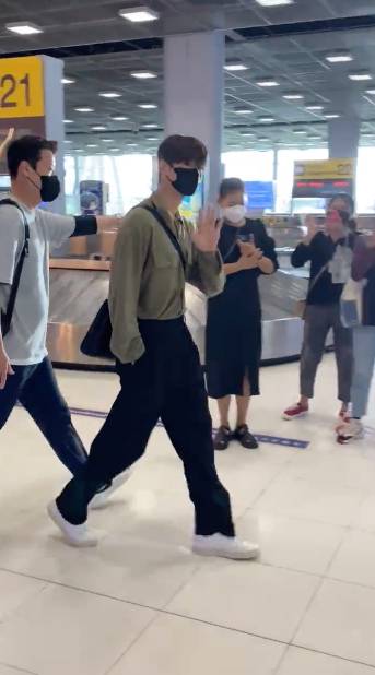 ออร่าทะลุแมสก์!! ‘ชาอึนอู’ ลัดฟ้าถึงไทย แฟนๆ ยินดีต้อนรับแน่นสนามบิน (มีคลิป)