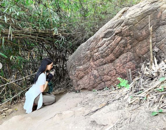 เบลล่า ราณี จับมือคุณแม่ปราณีขึ้นถ้ำนาคา ไหว้ขอพรพ่อปู่อือลือ