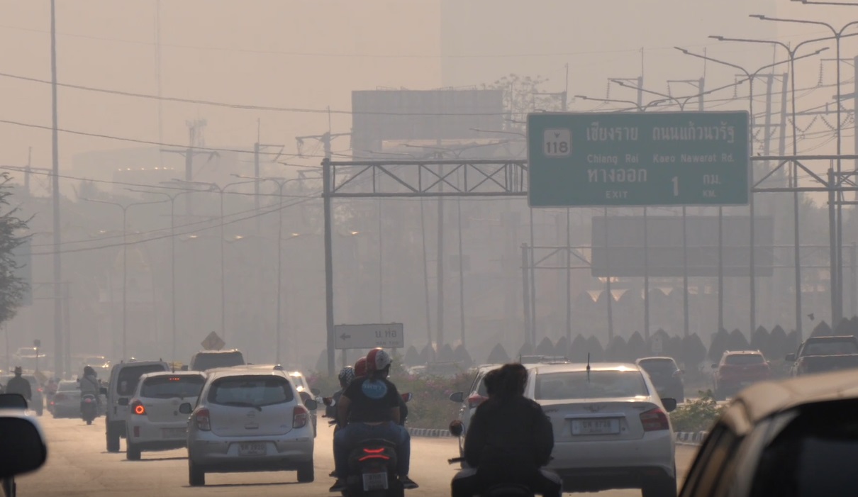 ชาวเชียงใหม่แห่ซื้อ ยาล้างตา - หน้ากาก n95 สู้หมอกควัน ชาวเชียงใหม่แห่ซื้อ ยาล้างตา - หน้ากาก n95 สู้หมอกควัน