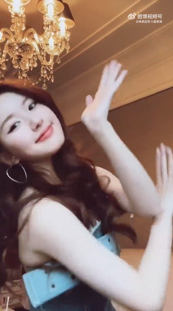 จึ้งอะไรเบอร์นี้!! นางเอกจีน ‘จ้าวลู่ซือ’ ปล่อยสเต็ปเพลง ‘มองนานๆ’ ทำหนุ่มๆ ตาค้าง จึ้งอะไรเบอร์นี้!! นางเอกจีน ‘จ้าวลู่ซือ’ ปล่อยสเต็ปเพลง ‘มองนานๆ’ ทำหนุ่มๆ ตาค้าง