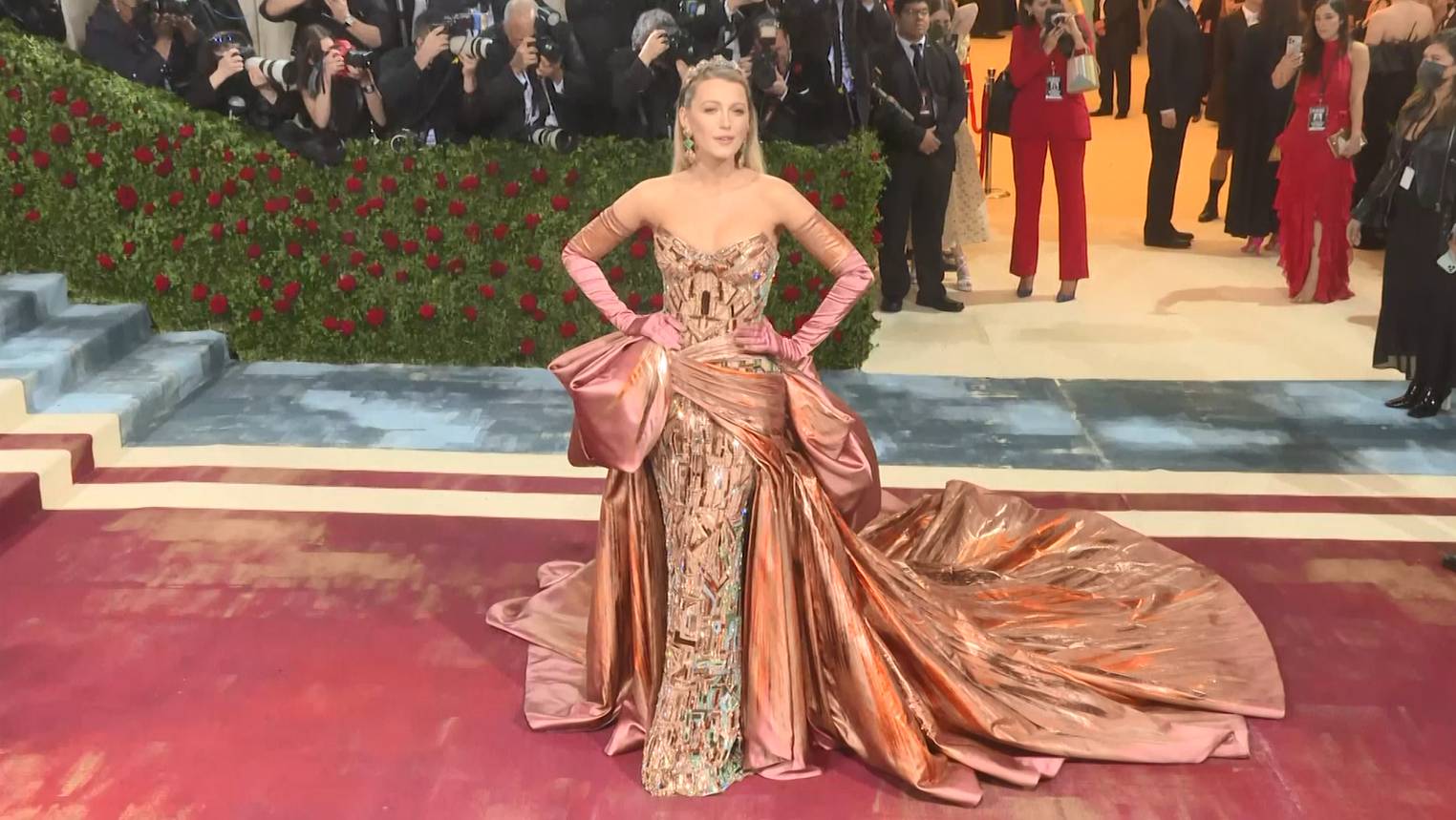 เหล่าคนดังเฉิดฉายในชุดสุดอลังในช่วงแรกของการจัดงาน Met Gala ปี 2022 เหล่าคนดังเฉิดฉายในชุดสุดอลังในช่วงแรกของการจัดงาน Met Gala ปี 2022