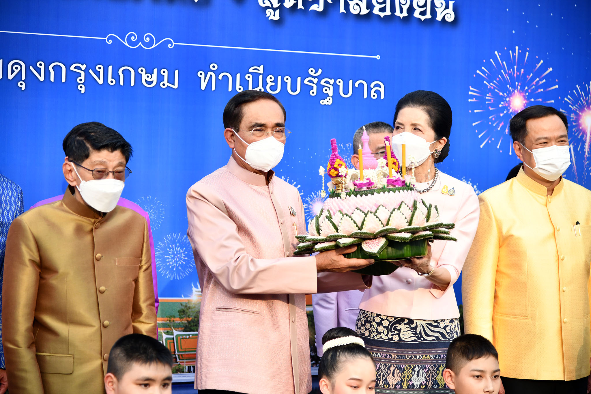 นายกฯ นำครม.ลอยกระทงวิถีใหม่ พร้อมเผยคำอธิษฐาน? นายกฯ นำครม.ลอยกระทงวิถีใหม่ พร้อมเผยคำอธิษฐาน?