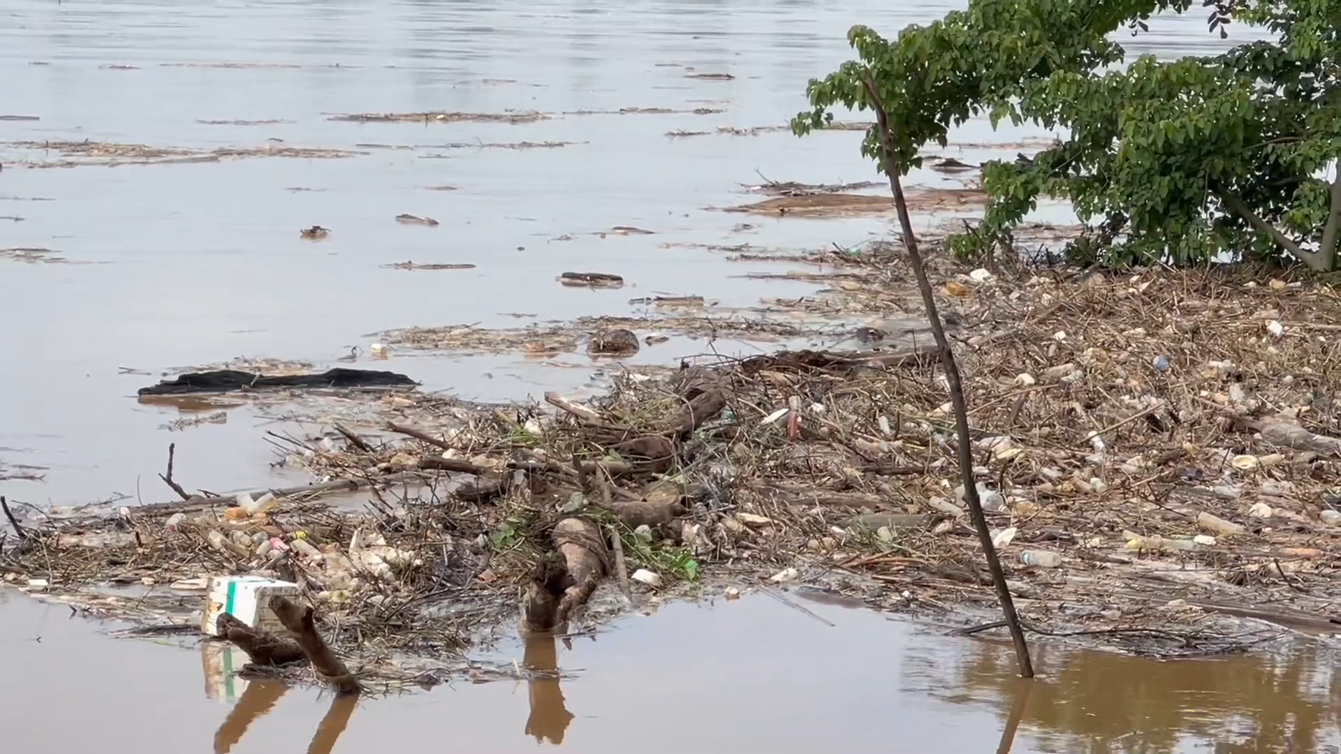 ‘โขงล้น-โขงแล้ง’ วิกฤตหนักไทย-ลาวในรอบ 5 ปี ภาพสะท้อนที่ฉายชัดจากคนทำ หรือ ธรรมชาติ? ‘โขงล้น-โขงแล้ง’ วิกฤตหนักไทย-ลาวในรอบ 5 ปี ภาพสะท้อนที่ฉายชัดจากคนทำ หรือ ธรรมชาติ?