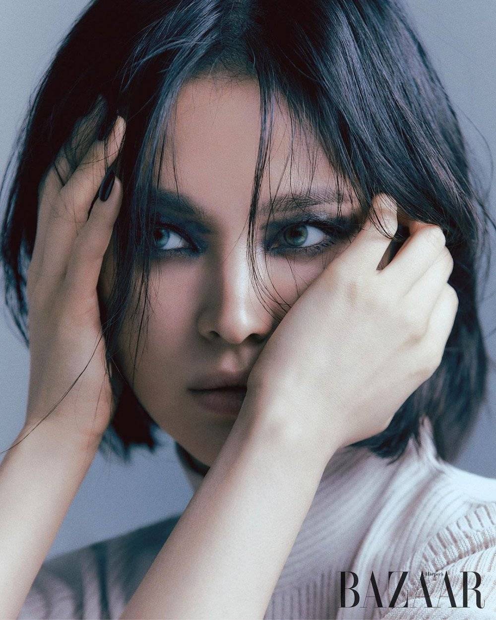 ซงฮเยคโย เปลี่ยนลุคเป็นสาวเข้มดูลึกลับแต่ยังสวยไม่สร่างในการถ่ายแบบให้นิตยสาร Harper's Bazaar