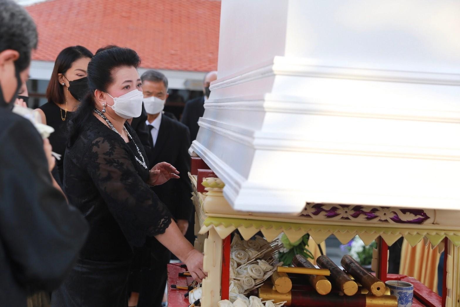 คนบันเทิงร่วมพิธีฌาปนกิจ “ต๊ะ นิรัตติศัย กัลย์จาฤก”