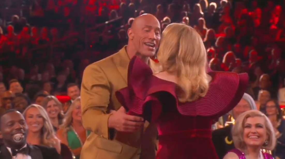 กลายเป็นไวรัล!! ภาพ 'อะเดล' สมหวังเจอ 'เดอะร็อค' ตัวจริง ที่งานประกาศรางวัลแกรมมี่