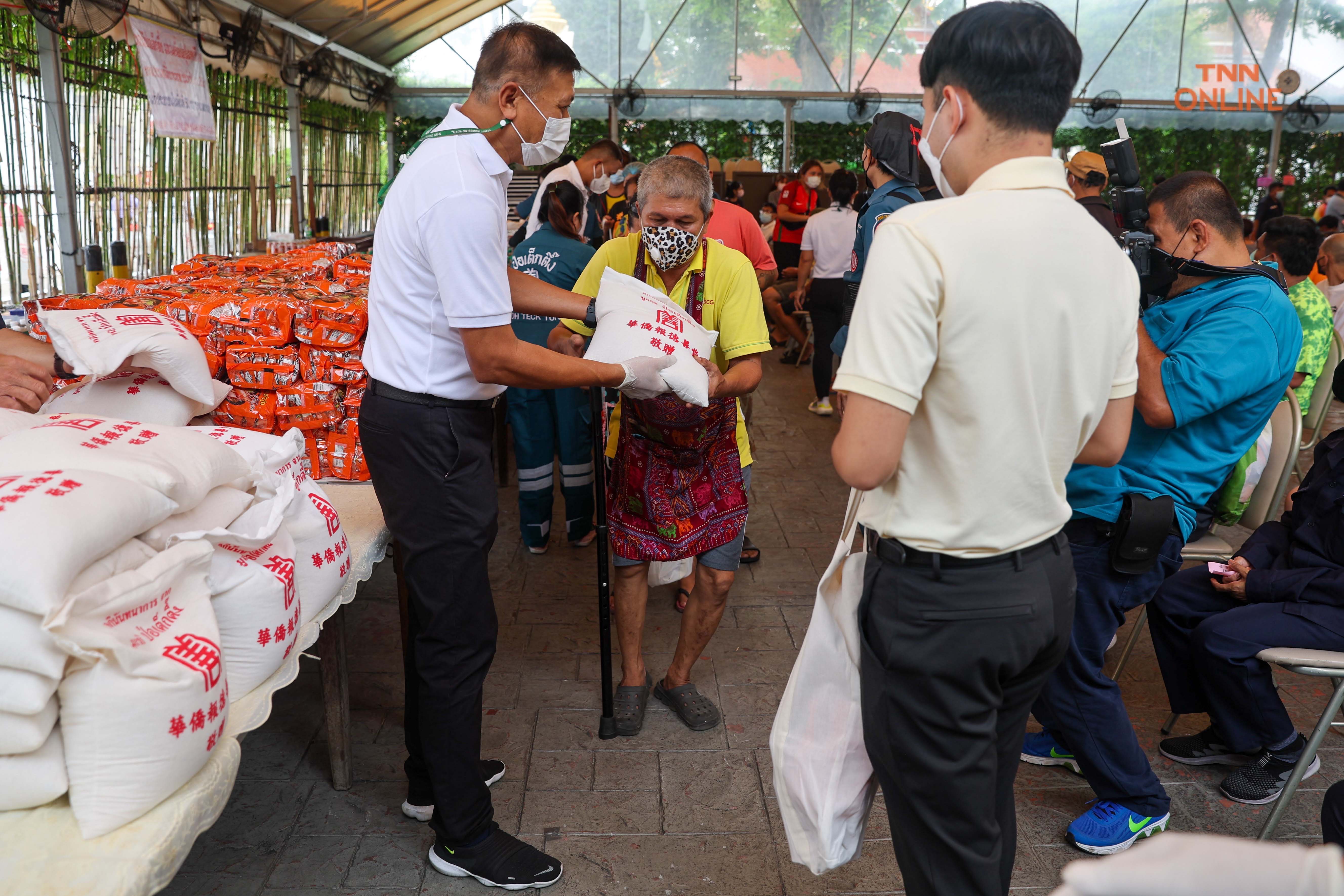 มูลนิธิป่อเต็กตึ๊งจัดงานประเพณีทิ้งกระจาด ประจำปี 2565 ช่วยเหลือผู้มีรายได้น้อย