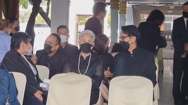 อ๊อฟ พงษ์พัฒน์ อาลัยคุณพ่อครั้งสุดท้าย ในพิธีฌาปนกิจ   (มีคลิป)