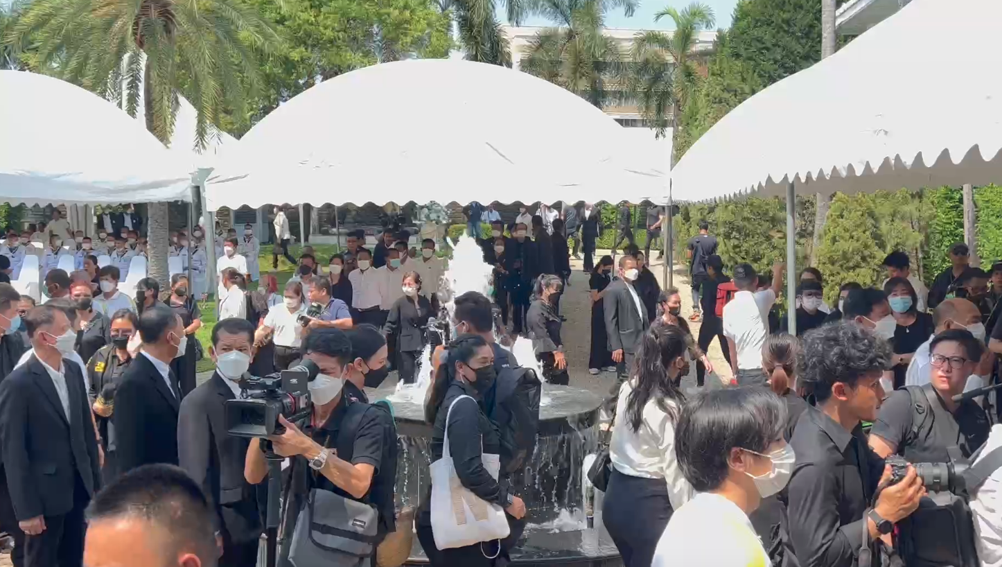 นักการเมือง-ชาวปากน้ำร่วมพิธีรดน้ำศพ ‘เอ๋ ชนม์สวัสดิ์’ 