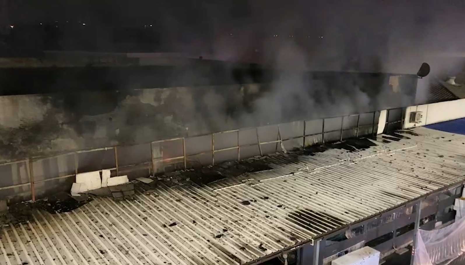 ไฟไหม้โซนสัตว์เลี้ยง ตลาดนัดจตุจักร วอด 118 ห้อง สัตว์ตายนับพันตัว! 