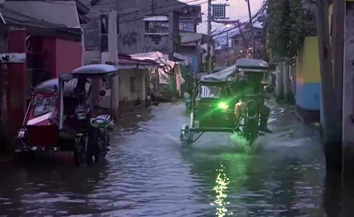 มอเตอร์ไซค์ยกสูงสู้น้ำท่วมในฟิลิปปินส์ มอเตอร์ไซค์ยกสูงสู้น้ำท่วมในฟิลิปปินส์