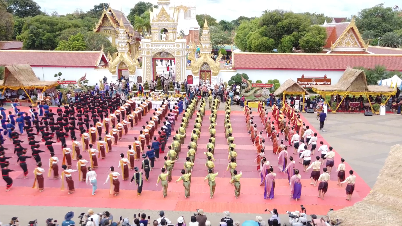 วันออกพรรษา 2565 นทท.ไทย-ลาว ชื่นชม รำบูชาพระธาตุพนมอลังการ 