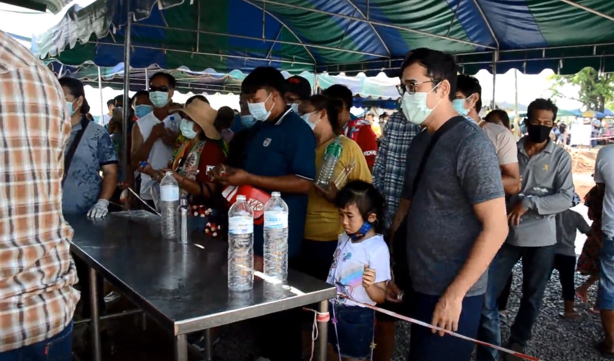 ห้วยกระเจาคึกคัก! ปชช.ทะลักรับ น้ำแร่โซดา วันละ 4-5 พันคน ห้วยกระเจาคึกคัก! ปชช.ทะลักรับ น้ำแร่โซดา วันละ 4-5 พันคน