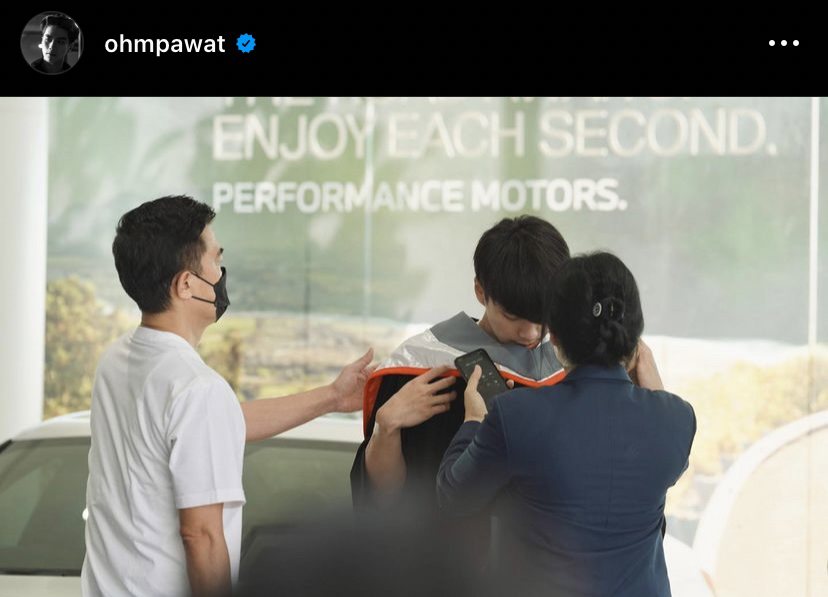 น้ำตารื้น โอม ภวัต ปริ่มใจถอยรถหรูป้ายแดงตอบแทนพระคุณพ่อ-แม่ หลังเรียนจบ