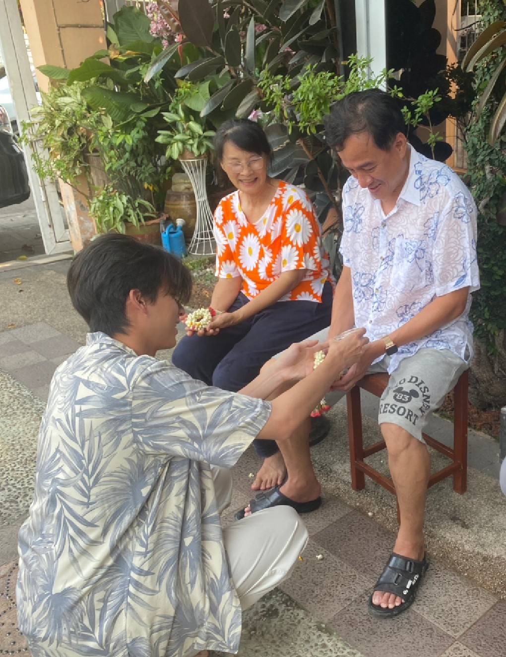ส่งท้ายสงกรานต์ กลัฟ บริจาคเงิน ทำบุญกับ 3 มูลนิธิฯ