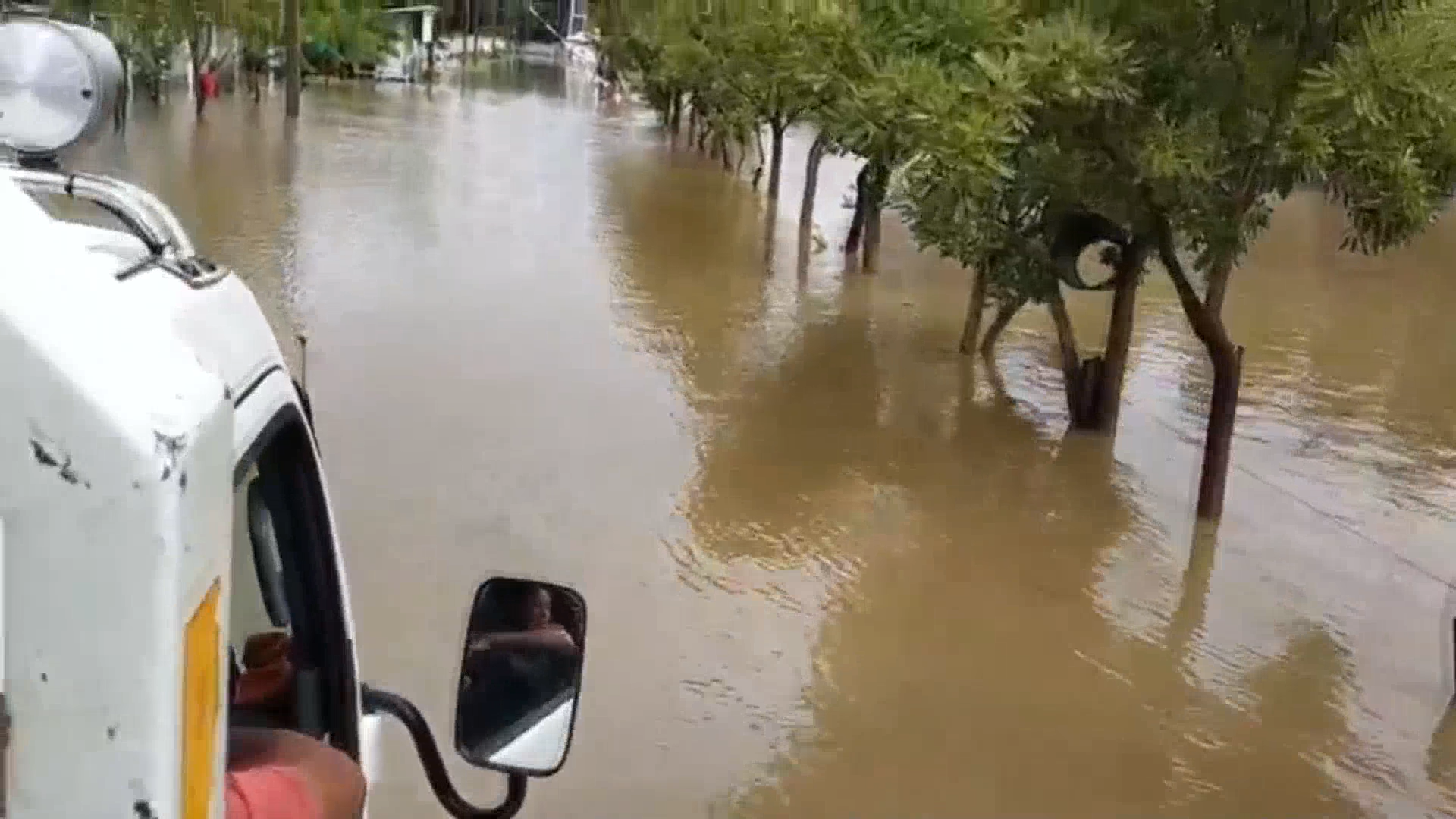 ด่วน! พิจิตร น้ำป่าทะลักท่วม โรงพยาบาลดงเจริญ เร่งย้ายผู้ป่วยวุ่น ด่วน! พิจิตร น้ำป่าทะลักท่วม โรงพยาบาลดงเจริญ เร่งย้ายผู้ป่วยวุ่น