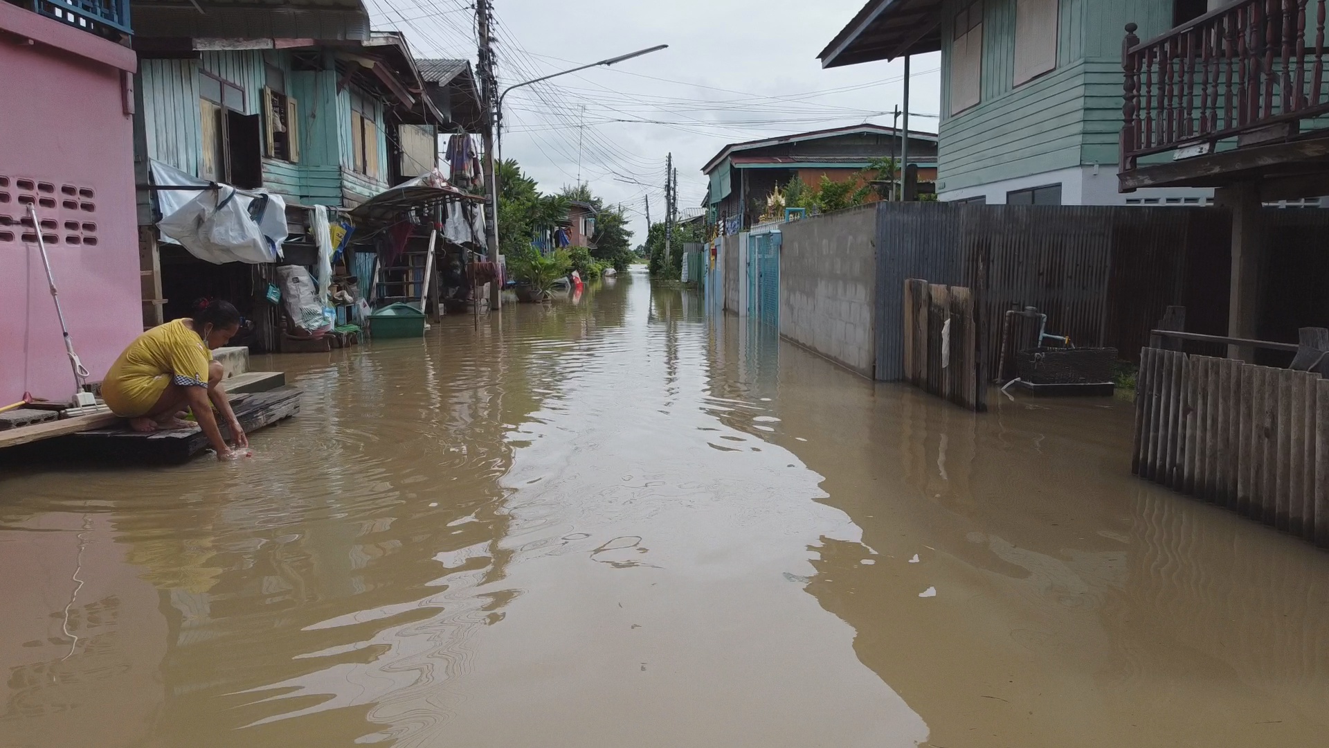 สถานการณ์น้ำท่วมล่าสุด อยุธยา 6 อำเภอจมบาดาล  บางชะนี-บางบาล หนักสุด