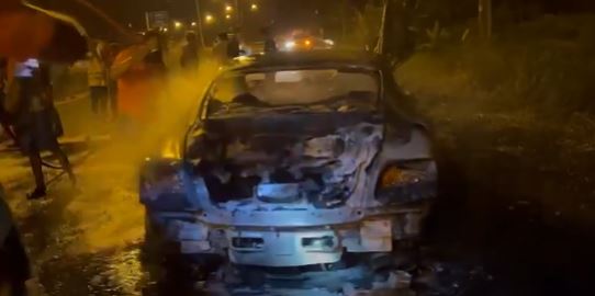 ไฮโซปลาวาฬ ซิ่งรถหรูเสียหลัก ไฟไหม้ทั้งคัน โชคดีหนีทัน