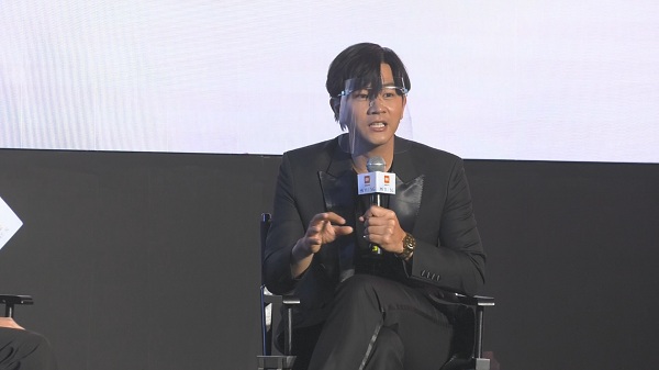 โทนี่ ยอมรับหวง แก้ว เซ็กซี่ หลังถูกแซวถ่ายรูปเบลอ (มีคลิป) โทนี่ ยอมรับหวง แก้ว เซ็กซี่ หลังถูกแซวถ่ายรูปเบลอ (มีคลิป)