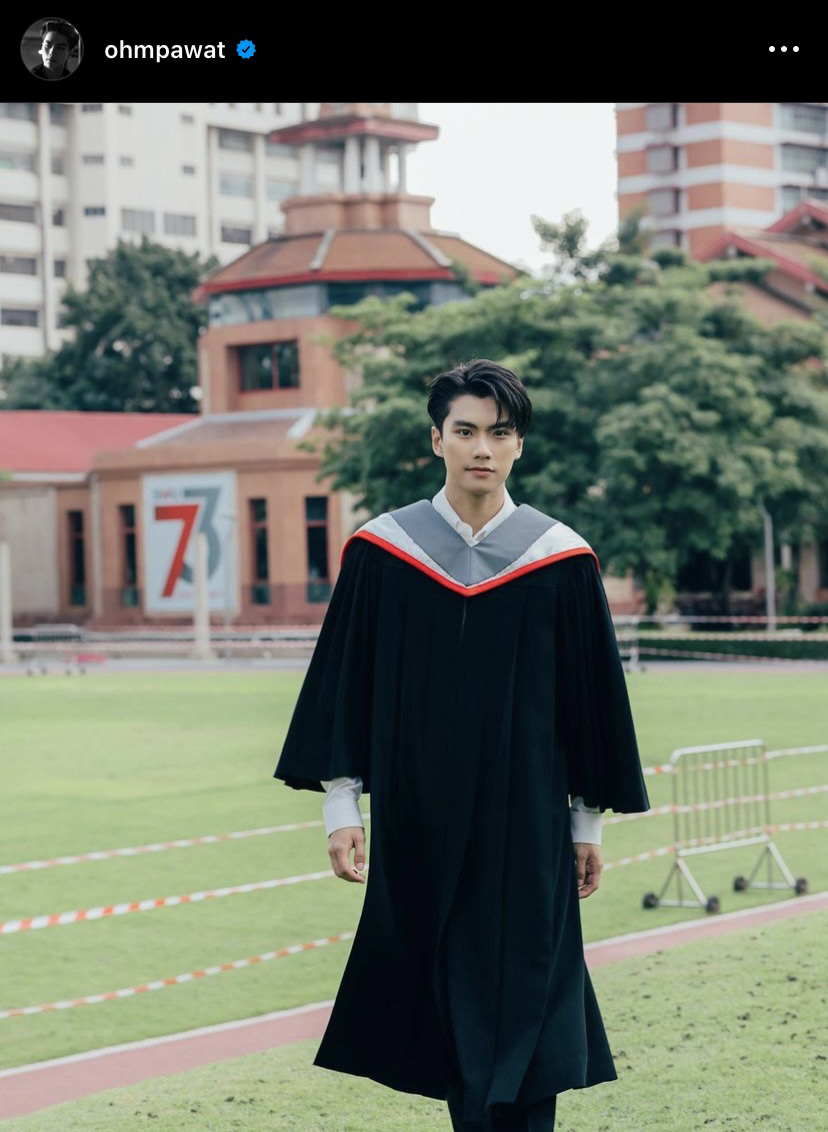 น้ำตารื้น โอม ภวัต ปริ่มใจถอยรถหรูป้ายแดงตอบแทนพระคุณพ่อ-แม่ หลังเรียนจบ