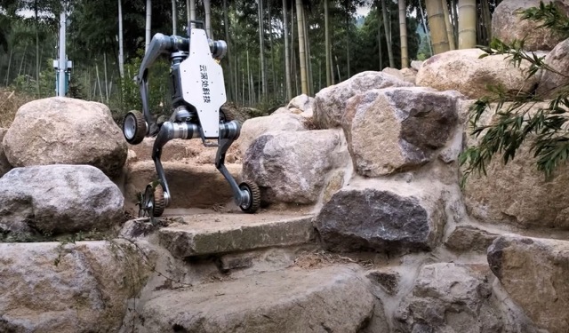 หุ่นยนต์สุนัขติดล้อ วิ่งบนภูมิประเทศสุดท้าทายด้วยความเร็วสูง