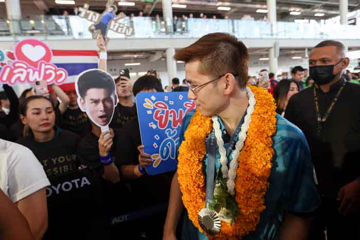 วิว กุลวุฒิ” เดินทางถึงไทย หลังสร้างประวัติศาสตร์คว้าเหรียญเงินให้ทัพแบดไทย