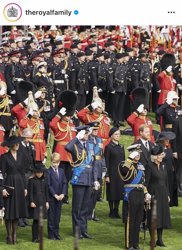 พระบรมศพ ‘ควีนเอลิซาเบธที่ 2’ ฝังเคียงข้าง ‘เจ้าชายฟิลิป’ ณ โบสถ์น้อยเซนต์จอร์จ (มีคลิป)