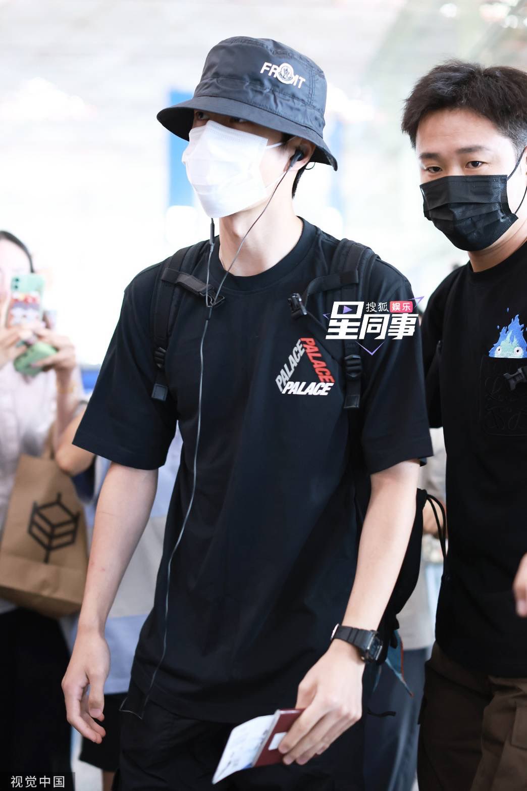 ห่วงความปลอดภัย!! 'หวังอี้ป๋อ' ถูกรุมล้อมที่สนามบิน หลังเดินทางถึงเมืองไทย