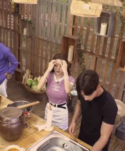 นักข่าวและคนในวงการแฟชั่นชี้ ซงจีอา จงใจใช้สินค้าแบรนด์เนมเพื่อแสดงให้เห็นถึงสถานะทางสังคม นักข่าวและคนในวงการแฟชั่นชี้ ซงจีอา จงใจใช้สินค้าแบรนด์เนมเพื่อแสดงให้เห็นถึงสถานะทางสังคม