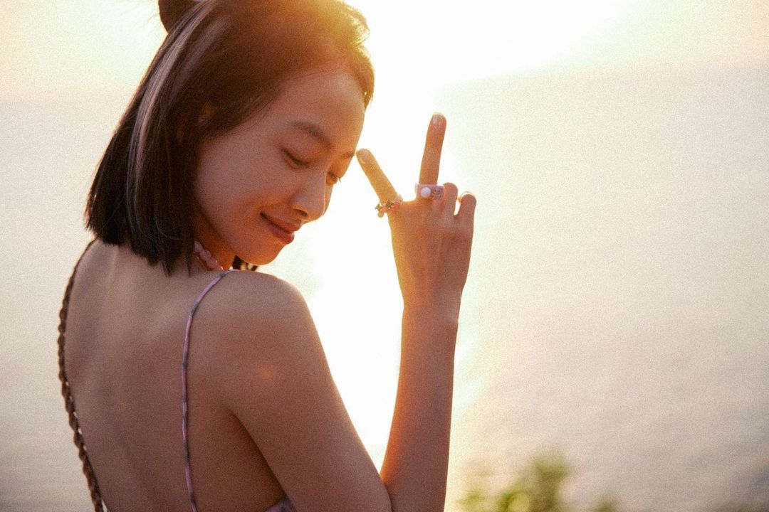 ส่องความสวยเซ็กซี่!! 'วิคตอเรีย ซ่ง' นางเอก 'ลำนำรักเทพสวรรค์' ลัดฟ้าพักผ่อนภูเก็ต