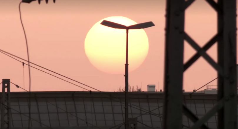 ทรายจากซาฮาราอาบท้องฟ้าเป็นสีชมพูและส้มในเยอรมนี ทรายจากซาฮาราอาบท้องฟ้าเป็นสีชมพูและส้มในเยอรมนี