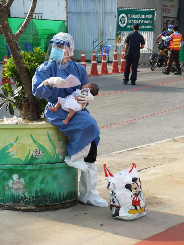 เปิดภาพ “นางฟ้ารพ.สนาม” อุ้มทารกแม่ติดโควิด รอส่งกลับไปให้ญาติดูแล เปิดภาพ “นางฟ้ารพ.สนาม” อุ้มทารกแม่ติดโควิด รอส่งกลับไปให้ญาติดูแล
