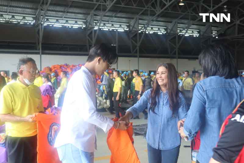 จีเอ็มเอ็ม แกรมมี่ รวมน้ำใจสู้ภัยน้ำท่วม นำศิลปิน ร่วมเป็นอาสาสมัครบรรจุถุงยังชีพพระราชทานมูลนิธิอาสาเพื่อนพึ่ง (ภาฯ) ยามยาก สภากาชาดไทย จีเอ็มเอ็ม แกรมมี่ รวมน้ำใจสู้ภัยน้ำท่วม นำศิลปิน ร่วมเป็นอาสาสมัครบรรจุถุงยังชีพพระราชทานมูลนิธิอาสาเพื่อนพึ่ง (ภาฯ) ยามยาก สภากาชาดไทย