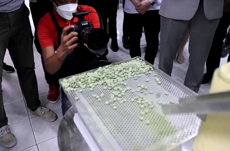 สมศักดิ์ ตรวจ ฟ้าทะลายโจรอัดเม็ด ผลิตจากเครื่องปั๊มยาบ้า ยันสะอาดปลอดภัย สมศักดิ์ ตรวจ ฟ้าทะลายโจรอัดเม็ด ผลิตจากเครื่องปั๊มยาบ้า ยันสะอาดปลอดภัย