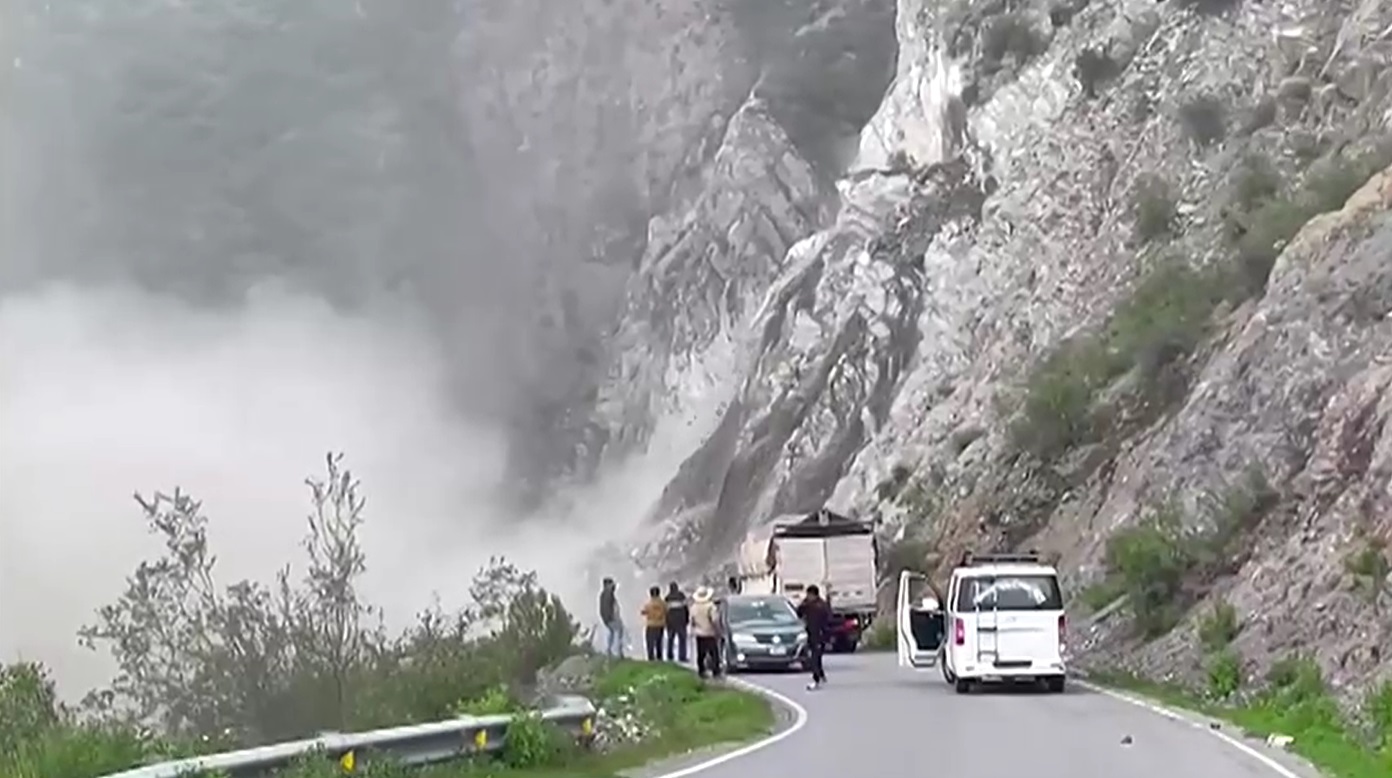 เปิดภาพนาที ดินและหินถล่ม ทับทางหลวงในเปรู รถตกค้างเพียบ!